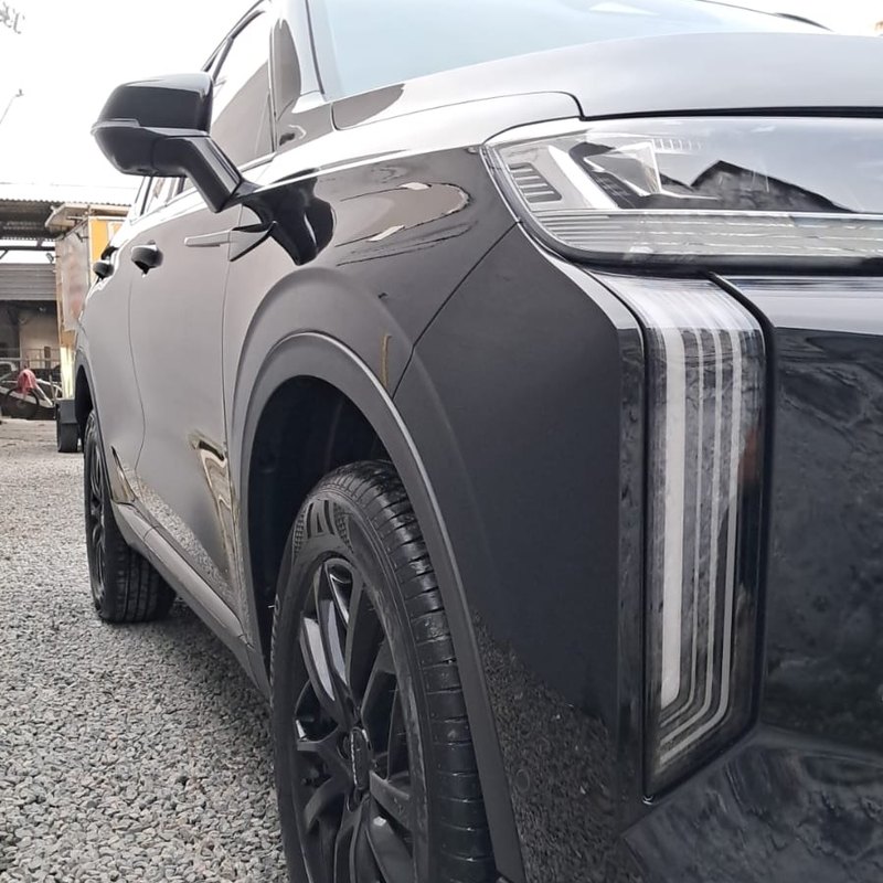 Pintura preta com reflexo perfeito após correção de arranhões — polimento JAKS Car Care em Itajaí